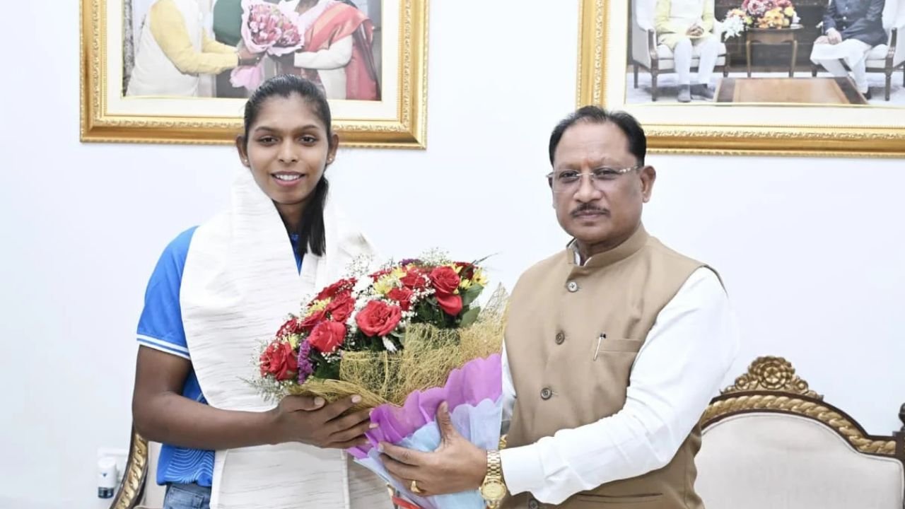 Asian Games 2026: एशियन गेम्स में स्वर्ण जीतने वाली छत्तीसगढ़ की बेटी संजू देवी का सम्मान, मुख्यमंत्री साय ने 51 लाख की प्रोत्साहन राशि देने की घोषणा
