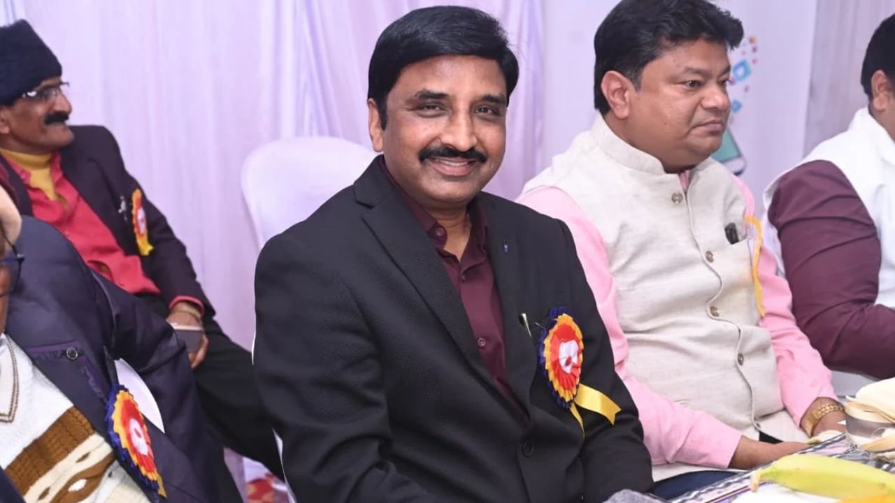 Raipur News: 25 वर्ष की अर्हकारी सेवा पूरी करने पर मिले पूर्ण पेंशन का लाभ, कर्मचारी फेडरेशन ने सरकार को सौंपा मांग-पत्र