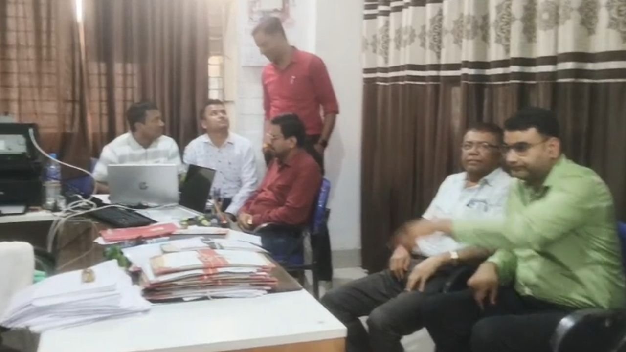 Balrampur News: ACB की बड़ी कार्रवाई, नागरिक आपूर्ति विभाग के अधिकारी को 22 हजार रुपये की रिश्वत लेते रंगे हाथ दबोचा