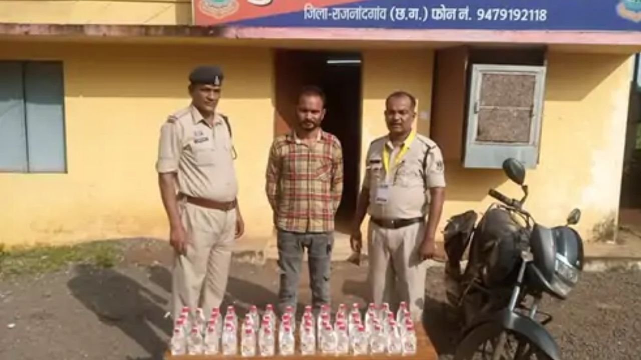 Dongargaon News: डोंगरगांव में अवैध शराब का परिवहन करते आरोपी गिरफ्तार, 58 पौवा शराब और बाइक समेत 44,640 रुपए का माल जब्त