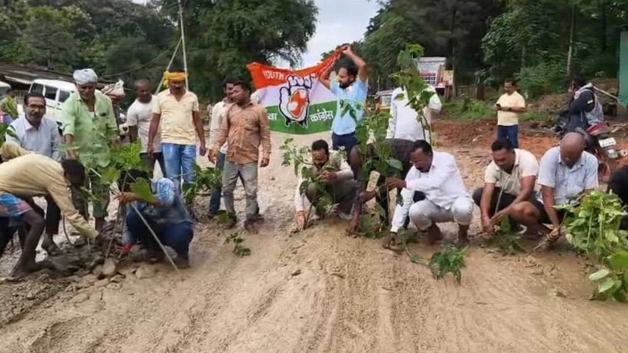 बलरामपुर ब्रेकिंग: NH-343 की बदहाली के खिलाफ सड़क पर उतरे कांग्रेसी और स्थानीय लोग, राजपुर में जोरदार प्रदर्शन