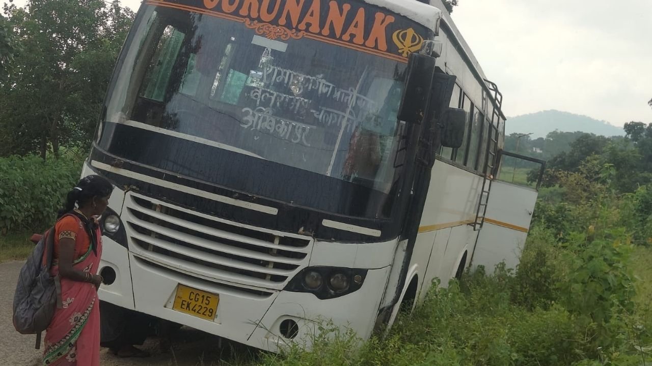 Balrampur News: बलरामपुर में हादसा टला: साइड देने के दौरान सड़क किनारे धंसी बस, बाल-बाल बचे यात्री