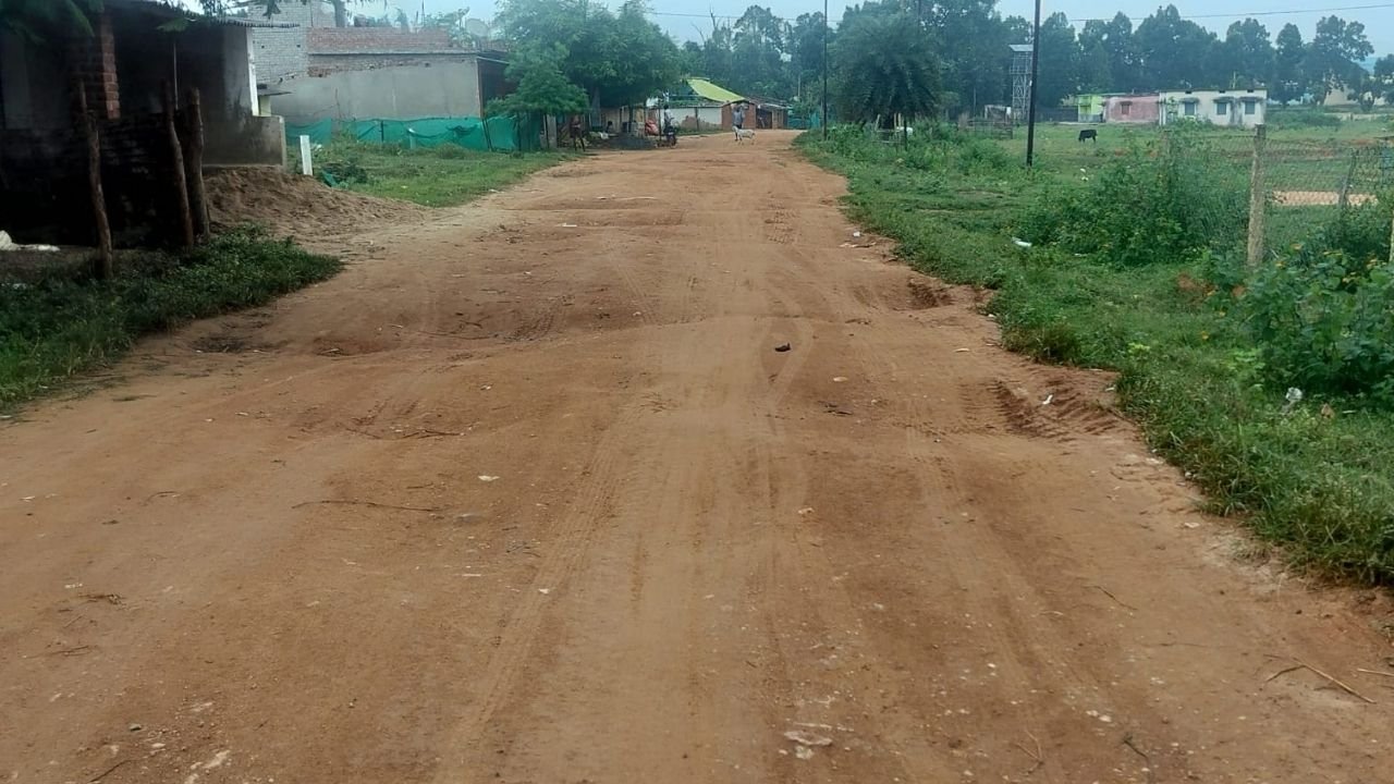 Surajpur News: खोरमा नर्सरी की सड़क बदहाल, गड्ढों में तब्दील रास्ते से ग्रामीण परेशान, जिम्मेदारों से तत्काल पहल की उम्मीद