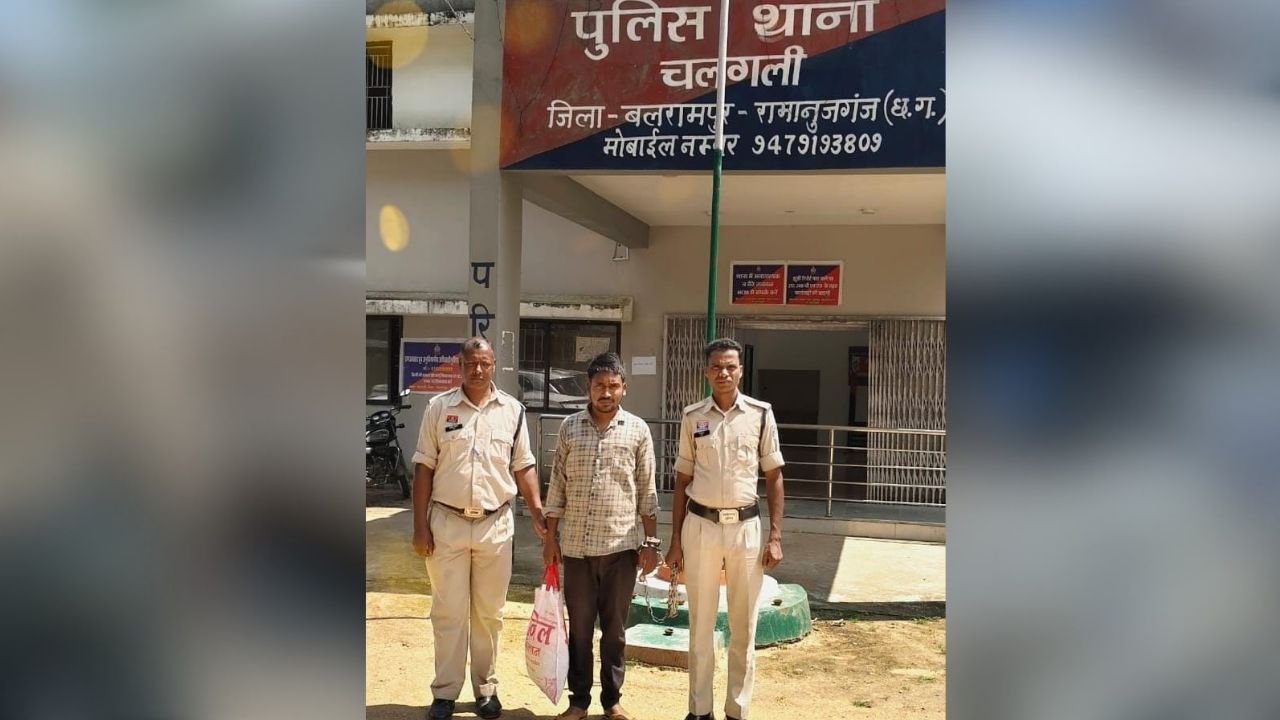 Balrampur News: खबर का असर: भैंसों से भरी पिकअप पलटने के मामले में पुलिस का बड़ा एक्शन, वाहन मालिक गिरफ्तार