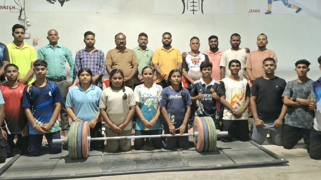Durg News: राज्य स्तरीय भारोत्तोलन प्रतियोगिता में दुर्ग का प्रतिनिधित्व करेंगे झीट के 8 खिलाड़ी, जानें कब और कहां होगी प्रतियोगिता