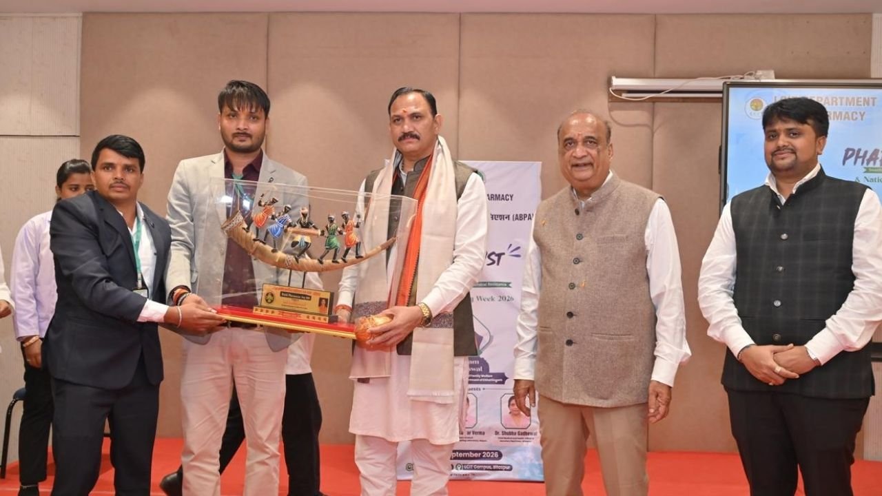 Balrampur News: एलसीआईटी परिसर में राज्य स्तरीय विश्व फार्मासिस्ट दिवस समारोह, स्वास्थ्य मंत्री श्याम बिहारी जायसवाल ने की शिरकत