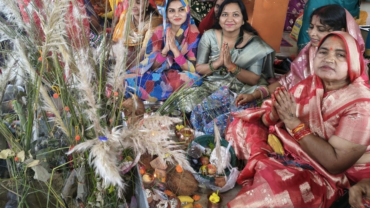Bilaspur News: ओंकारेश्वर शिव मंदिर में हुआ हरछठ पूजा का आयोजन, महिलाओं ने संतान की दीर्घायु और परिवार की खुशहाली की कामना की