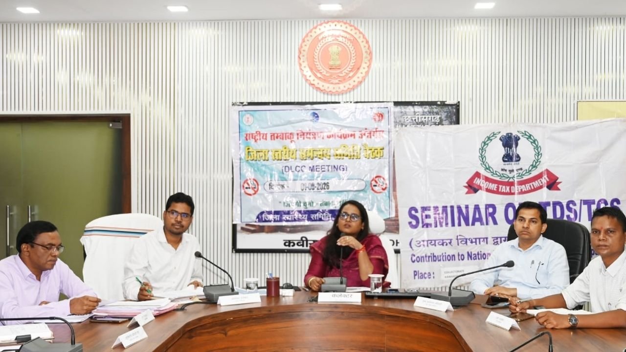 Kawardha News: सड़कों पर ओवरलोड वाहनों के संचालन पर होगी कड़ी कार्रवाई, कलेक्टर ने दिए संयुक्त जांच के निर्देश