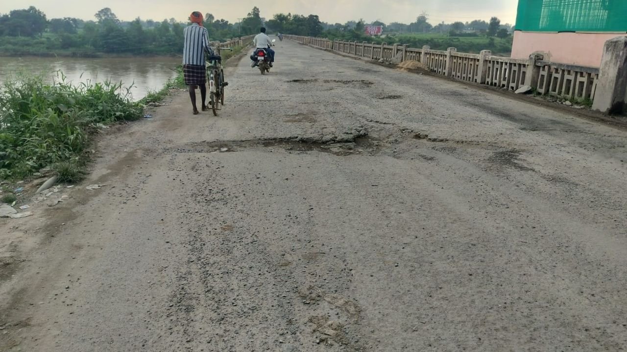 Surajpur News: भैंसामुंडा में महानदी-बांकी नदी पुलों पर गड्ढों का जाल, बाहर निकली सरिया; हादसे का बढ़ा खतरा