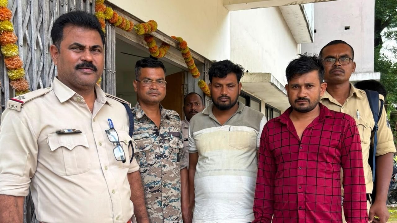 Balrampur News: बलरामपुर में मवेशी तस्करी गिरोह पर पुलिस का शिकंजा, छह महीने से फरार दो आरोपी गिरफ्तार