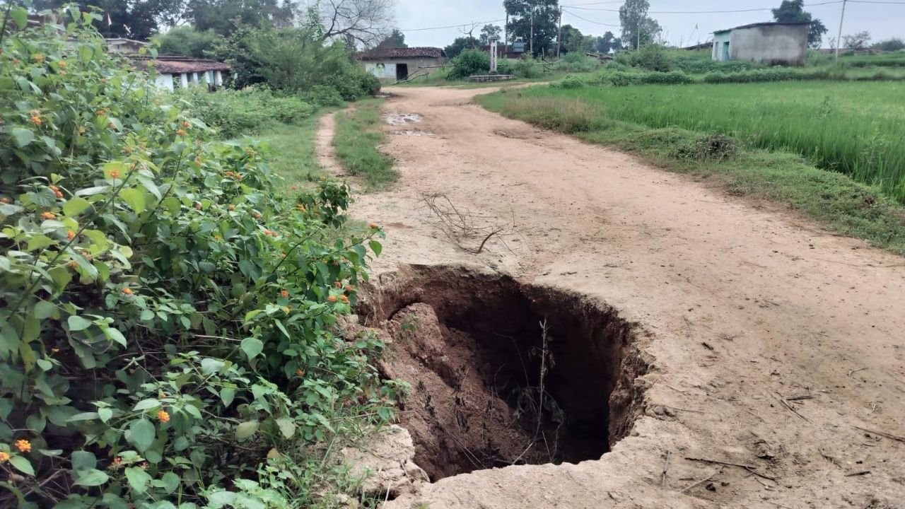 Surajpur News: सेमरा खुर्द में सड़कों की बदहाली से ग्रामीण परेशान, जगह-जगह गड्ढों से बढ़ा हादसों का खतरा