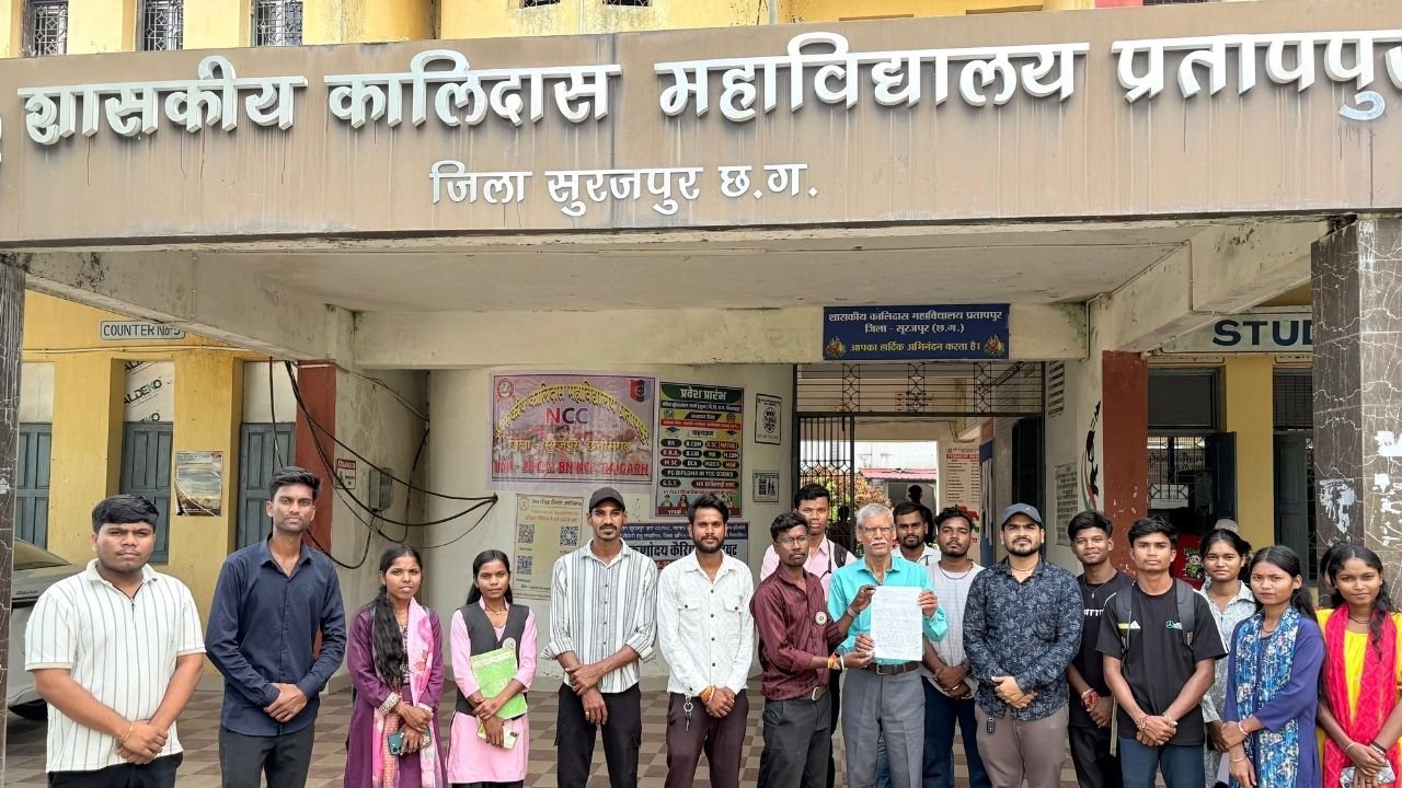 Surajpur News: साफ वाशरूम तक नहीं, ऊपर से दोबारा 200 रुपये शुल्क! प्रतापपुर कॉलेज प्रशासन के खिलाफ अभाविप ने खोला मोर्चा