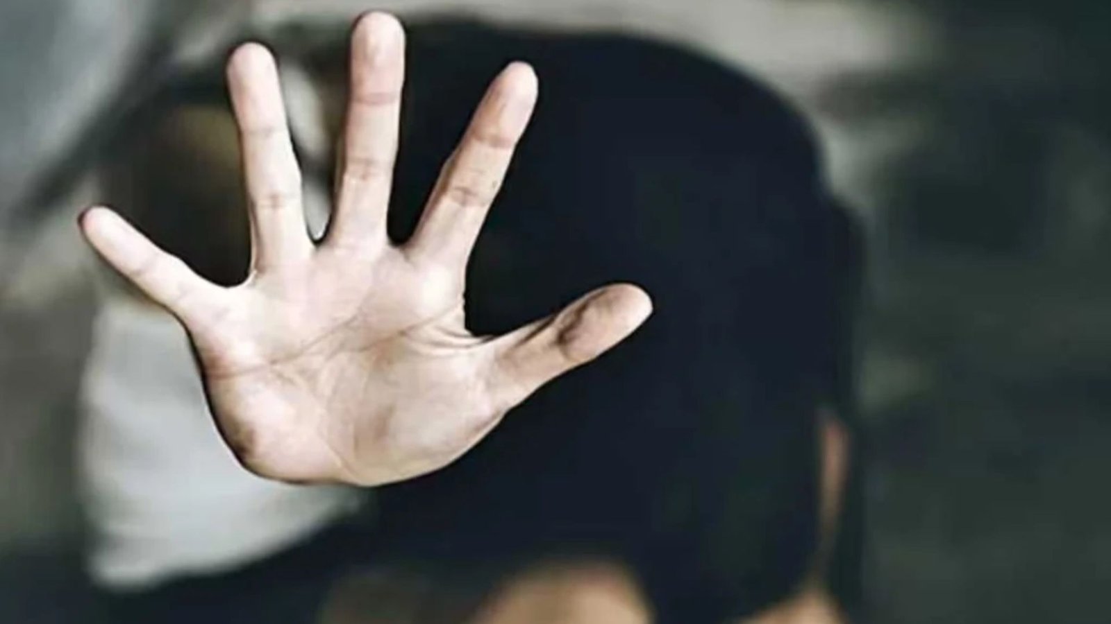 Surajpur News : शिक्षक पर छात्रा को ब्लैकमेल कर बार-बार शारीरिक शोषण का आरोप, पुलिस ने भेजा जेल
