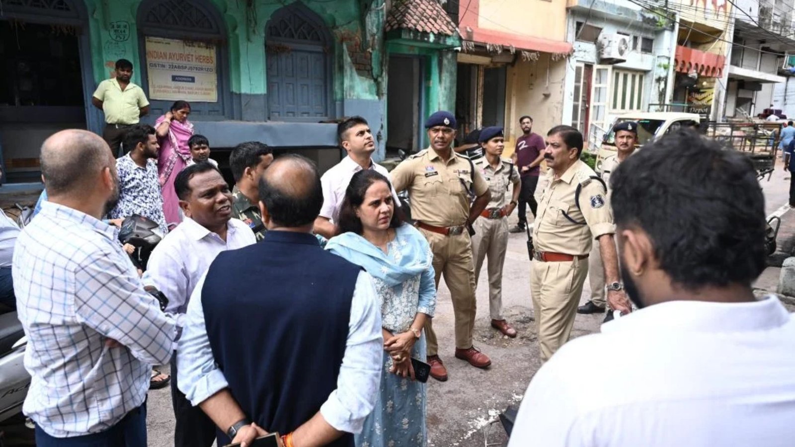 Raipur News: सदर बाजार में 15 जर्जर मकानों का निरीक्षण, झांकी के दौरान छतों पर चढ़ने पर रहेगी रोक