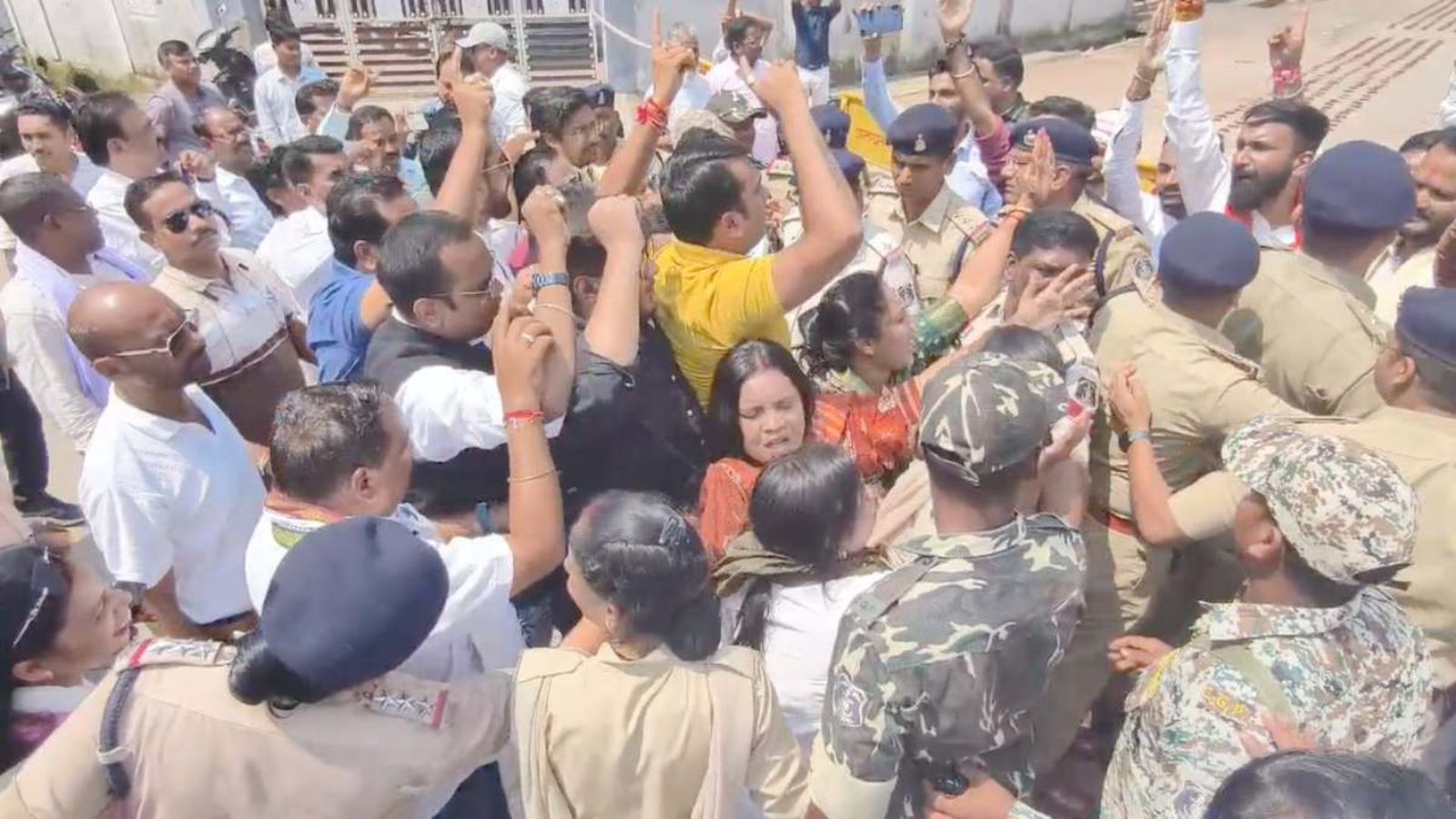 Jagdalpur News : दीया जलाने के आयोजन को लेकर आमने-सामने आए कांग्रेस-भाजपा कार्यकर्ता, पुलिस ने संभाला मोर्चा