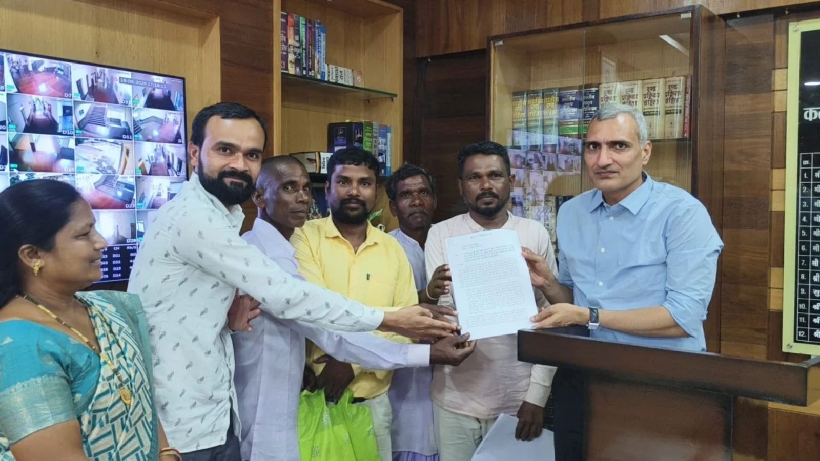 Gariyaband News : विकास की मांग के बीच विस्थापन का विरोध, 36 परिवारों ने कलेक्टर से लगाई गुहार