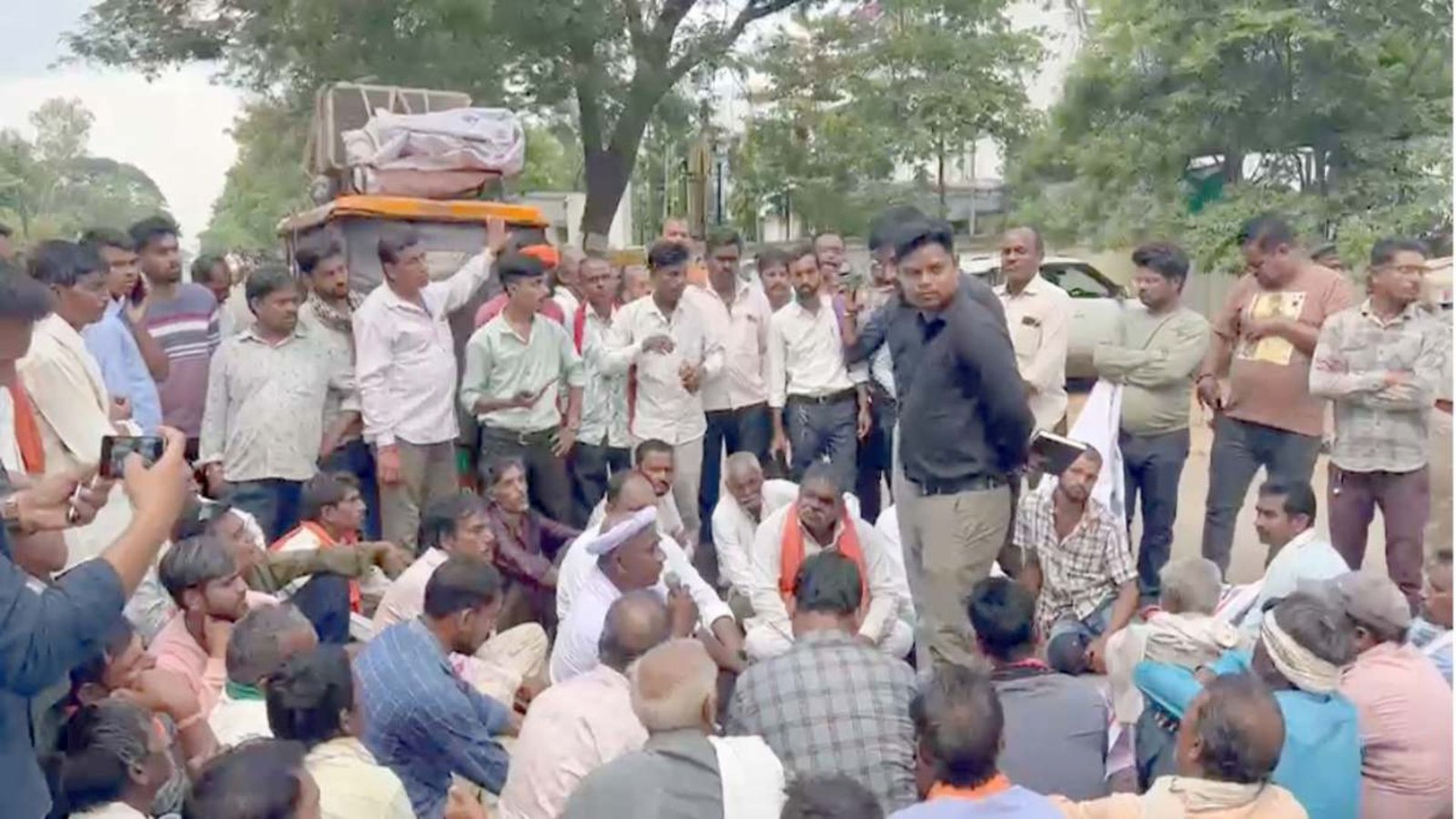 Khairagarh News : 24 घंटे बिजली और देवास मॉडल की मांग, किसानों ने कलेक्ट्रेट के बाहर किया प्रदर्शन