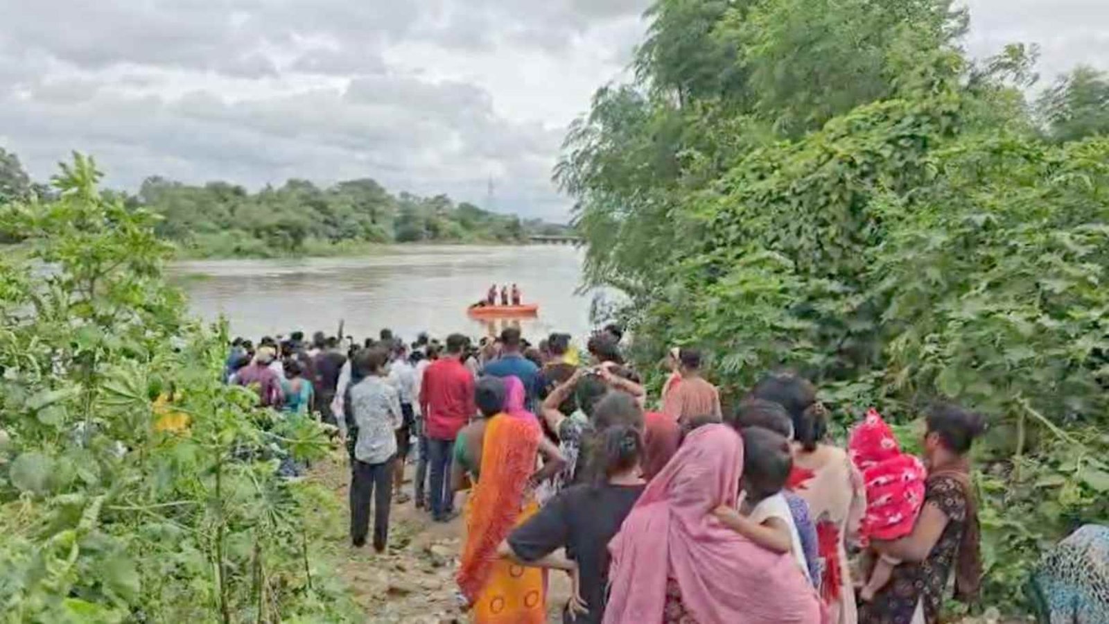 Bilaspur News : मधुबन इलाके में अरपा नदी में दो बच्चे लापता, गोताखोरों के देर से पहुंचने पर परिजनों और लोगों में आक्रोश