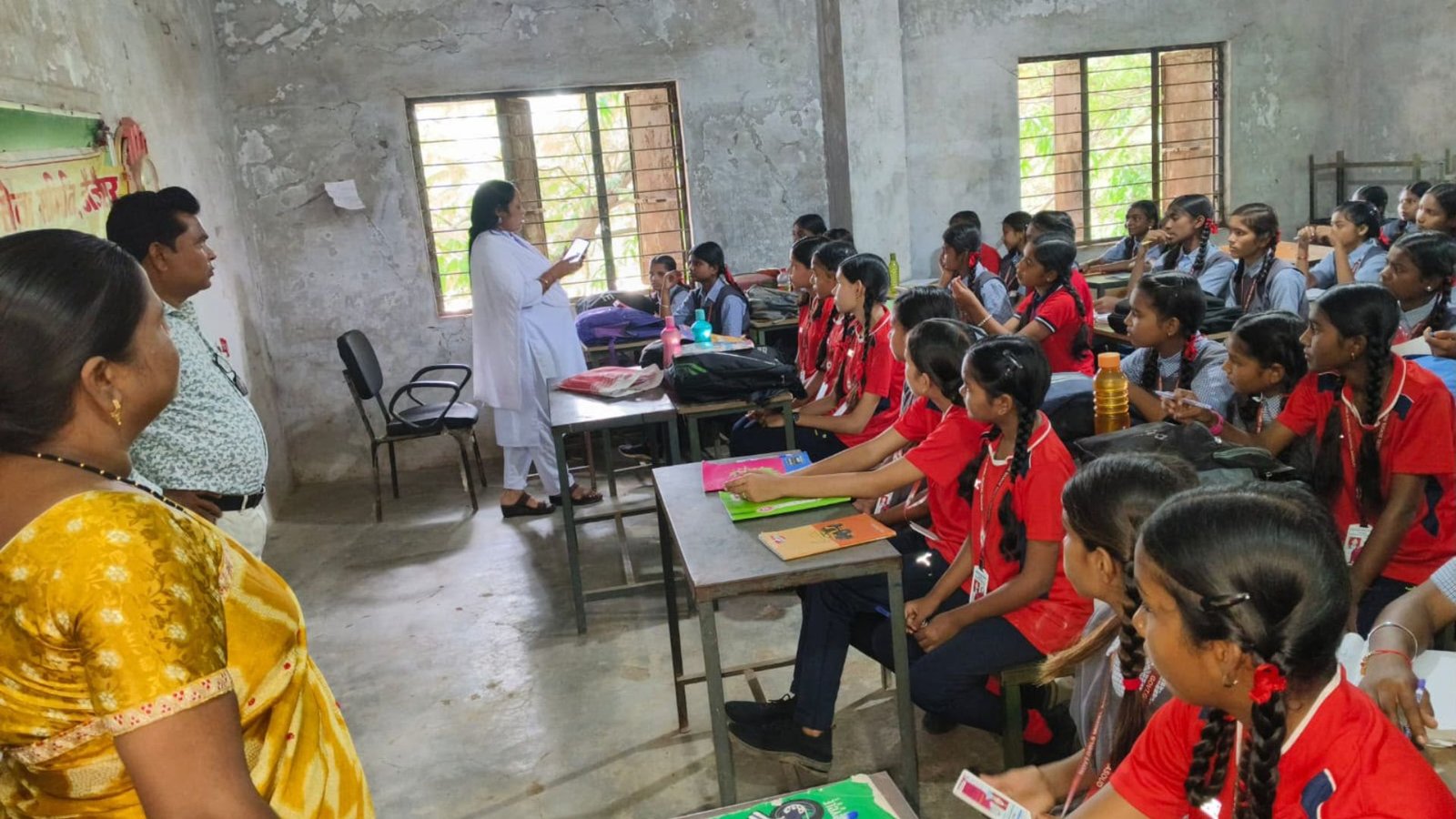 Sakti News : विद्यार्थियों को बताए कानूनी अधिकार, चाइल्ड हेल्पलाइन 1098 सहित जरूरी नंबरों की दी जानकारी