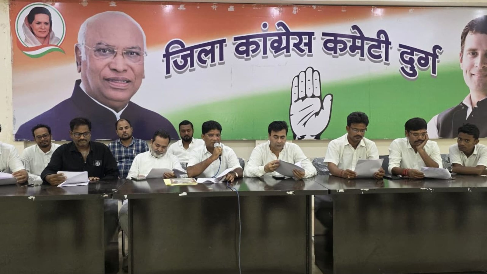 Durg News : सरकारी योजनाओं के लाभार्थियों से दीपक जलाने के निर्देश पर कांग्रेस का सवाल, कहा- योजनाएं जनता के पैसे से चलती हैं