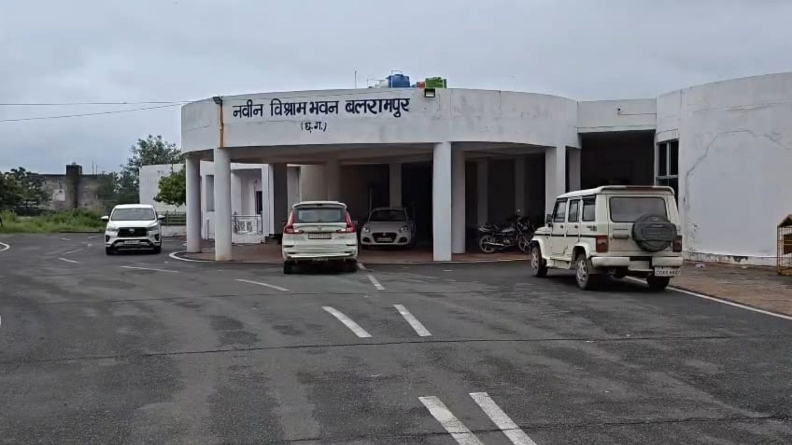 Balrampur News: दो वाहनों से पहुंची ED की टीम, सर्किट हाउस में अपर कलेक्टर से पूछताछ जारी