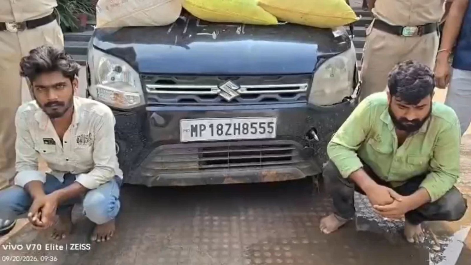 Mahasamund News: नाकाबंदी देखकर कार मोड़ी, गांजे की बोरियों में लगाई आग, दो आरोपी गिरफ्तार