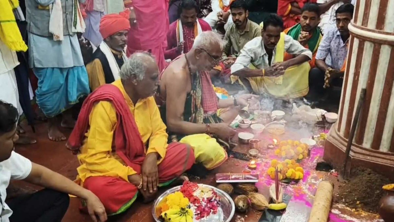 Bastar News : डेरी गड़ाई रस्म में उमड़ी श्रद्धा, सांसद महेश कश्यप और कलेक्टर आकाश छिकारा समेत बड़ी संख्या में लोग रहे मौजूद