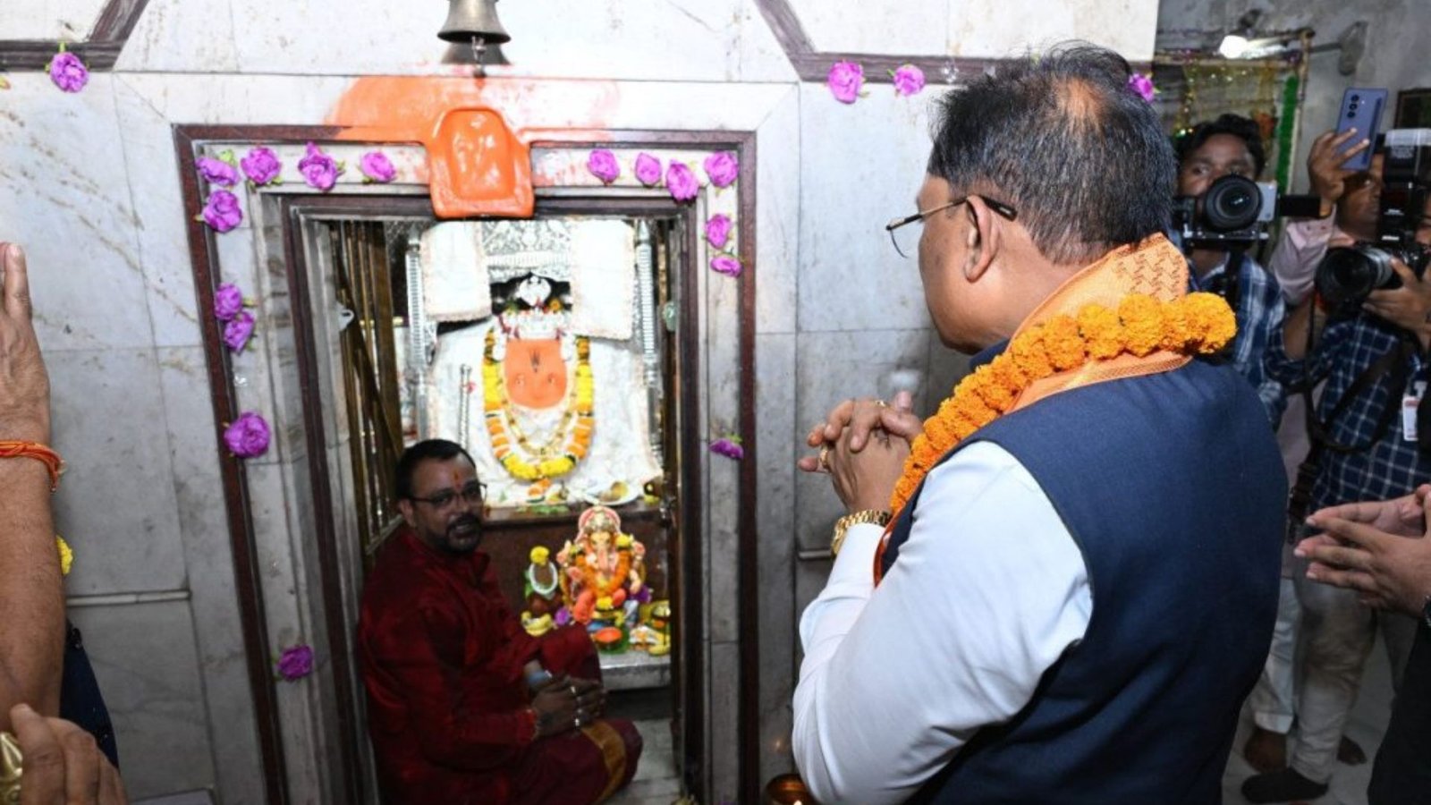 Raipur News: गोल बाजार गणेशोत्सव में CM साय ने की पूजा-अर्चना, 150 साल पुराने हनुमान मंदिर में भी टेका माथा