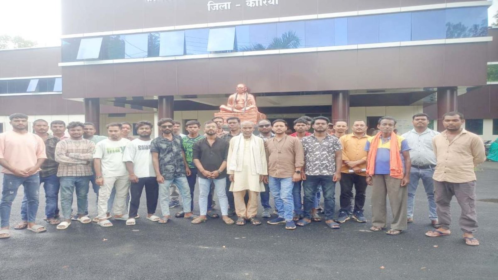 Baikunthpur News : मुक्तिधाम निर्माण में बाधा का आरोप, ग्रामीणों ने राजस्व रिकॉर्ड की जांच की मांग की