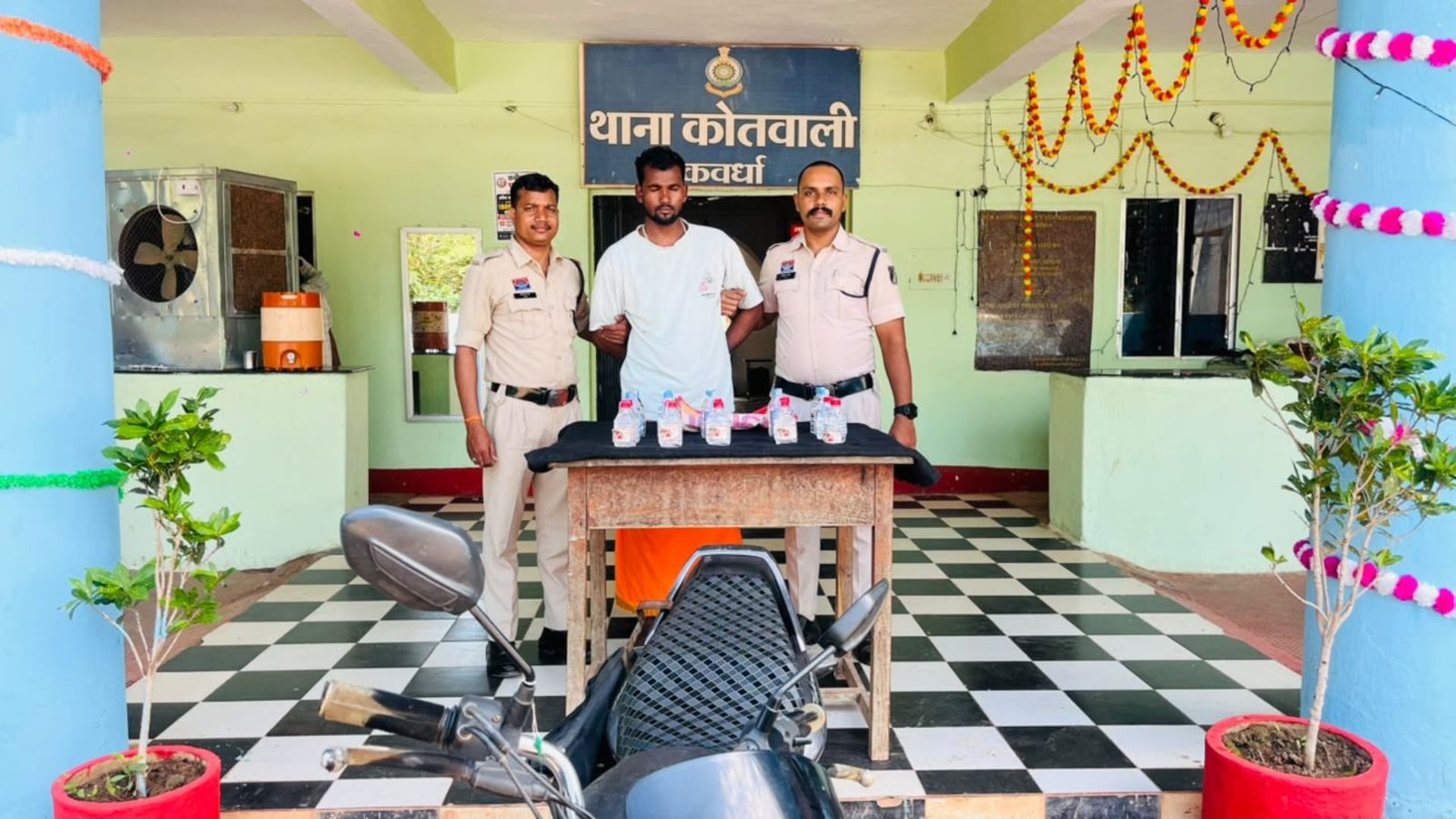 Kawardha News : मुखबिर की सूचना पर घेराबंदी, 20 पाव देशी शराब के साथ युवक गिरफ्तार