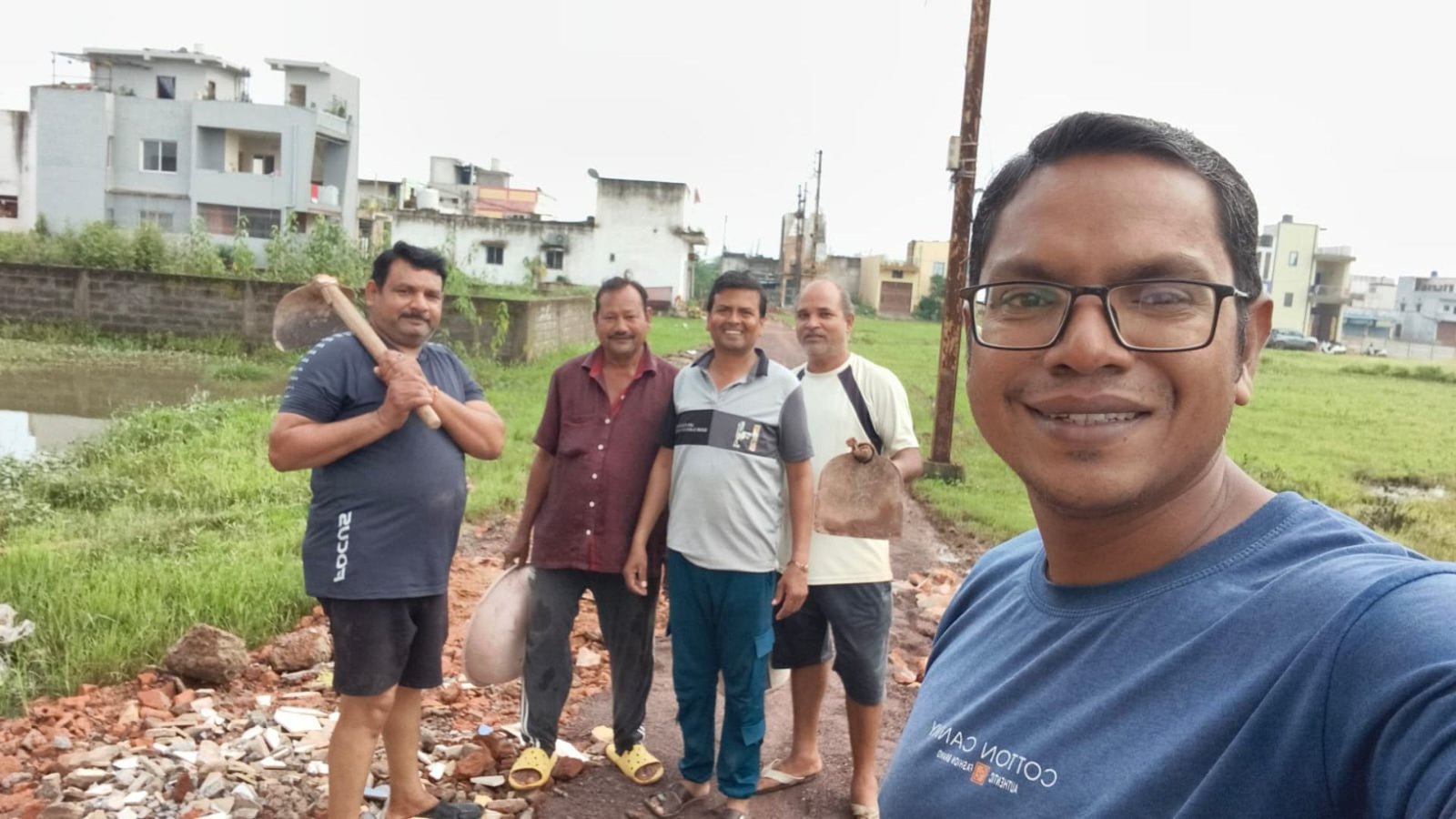 Raipur News : कॉलोनीवासियों ने खुद संभाली जिम्मेदारी, श्रमदान से सड़क को बनाया आवागमन योग्य