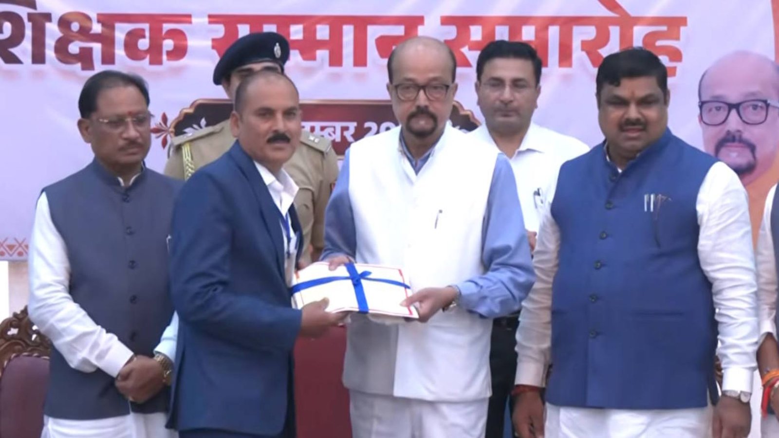 Raipur News : शिक्षक दिवस पर शिक्षकों को सम्मान, CM साय ने कहा- बस्तर में स्थानीय बोली-भाषा को दे रहे बढ़ावा