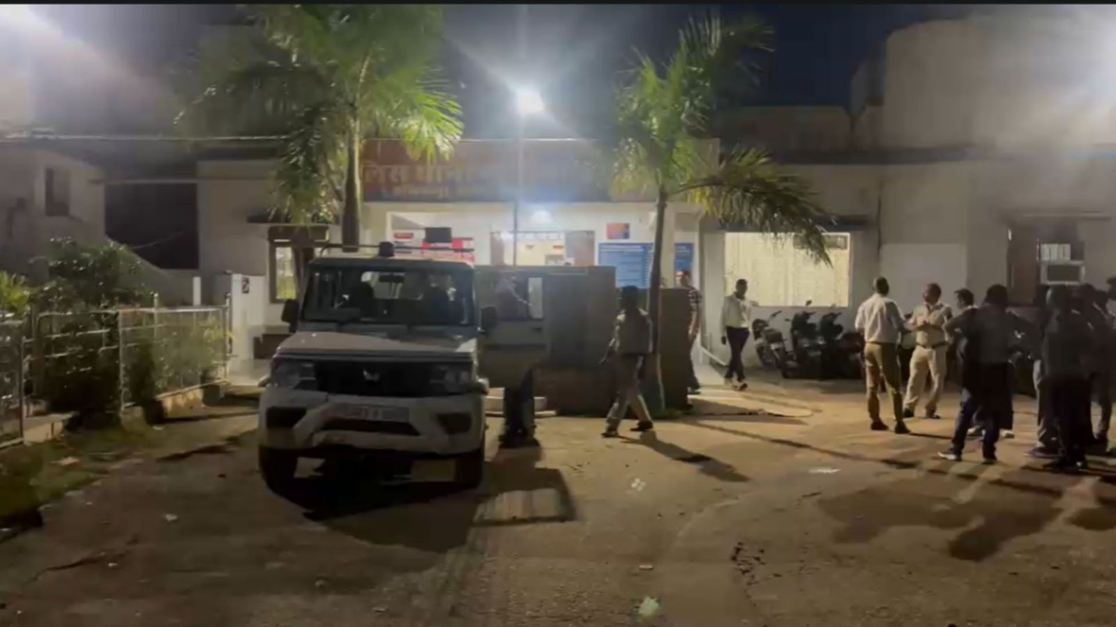 Ambikapur News : हॉस्टल में रैगिंग के दौरान दो छात्रों पर हमला, परिजनों ने प्रबंधन पर सूचना नहीं देने का लगाया आरोप