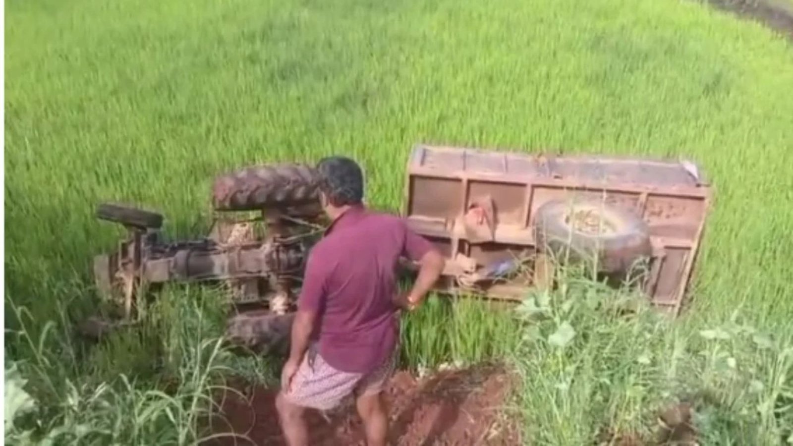 Kawardha News : शीतलपानी में अवैध रेत परिवहन को लेकर हंगामा, अनियंत्रित ट्रैक्टर खेत में घुसा