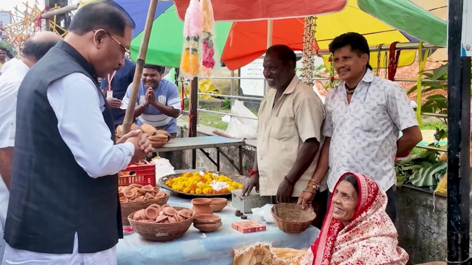 Raipur News : मरीन ड्राइव में दिखा CM साय का सहज अंदाज, मीरा से की आत्मीय बातचीत और खरीदा ‘आशीर्वाद का दीया’