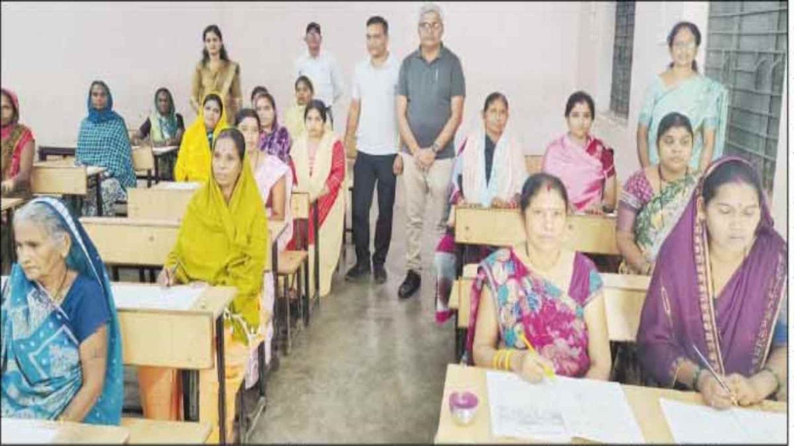 Balodabazar News : पढ़ना-लिखना और गणित सीखने के बाद दी परीक्षा, बलौदाबाजार में एक ही परिवार बना प्रेरणा की मिसाल