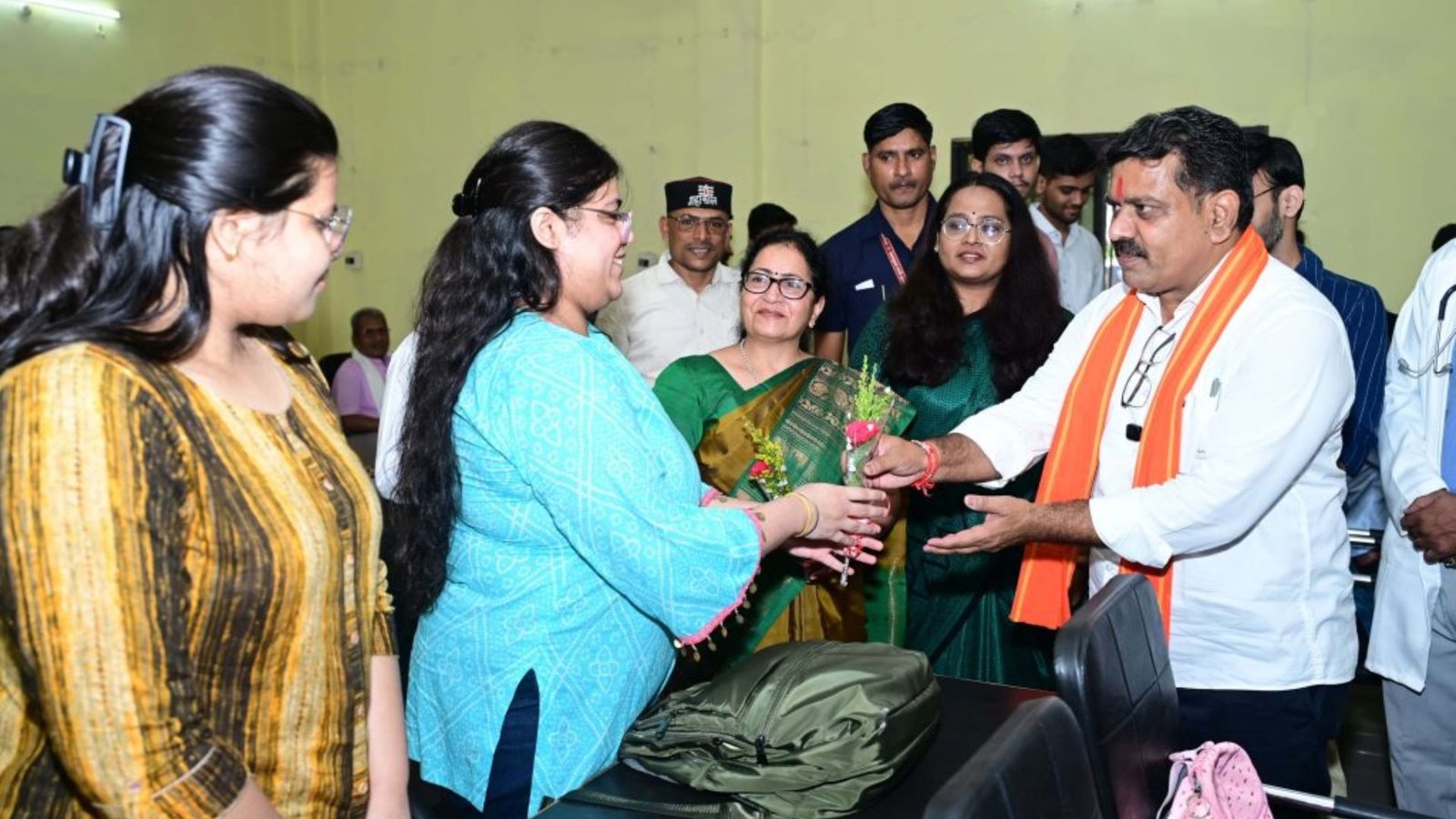 Kawardha News: मेडिकल कॉलेज के पहले बैच से विजय शर्मा ने किया संवाद, विद्यार्थियों ने साझा किए NEET की तैयारी के अनुभव