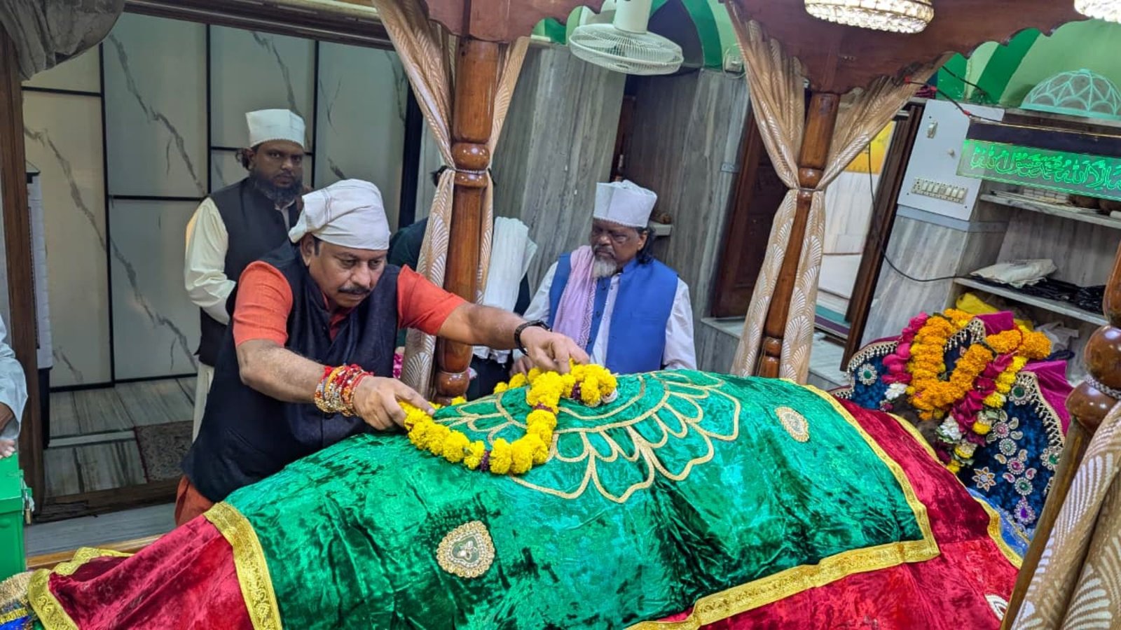 Durg News: केलाबाड़ी में उर्स पाक के आयोजन में पहुंचे सांसद विजय बघेल, सूफी सफीउद्दीन सादी मियां से लिया आशीर्वाद
