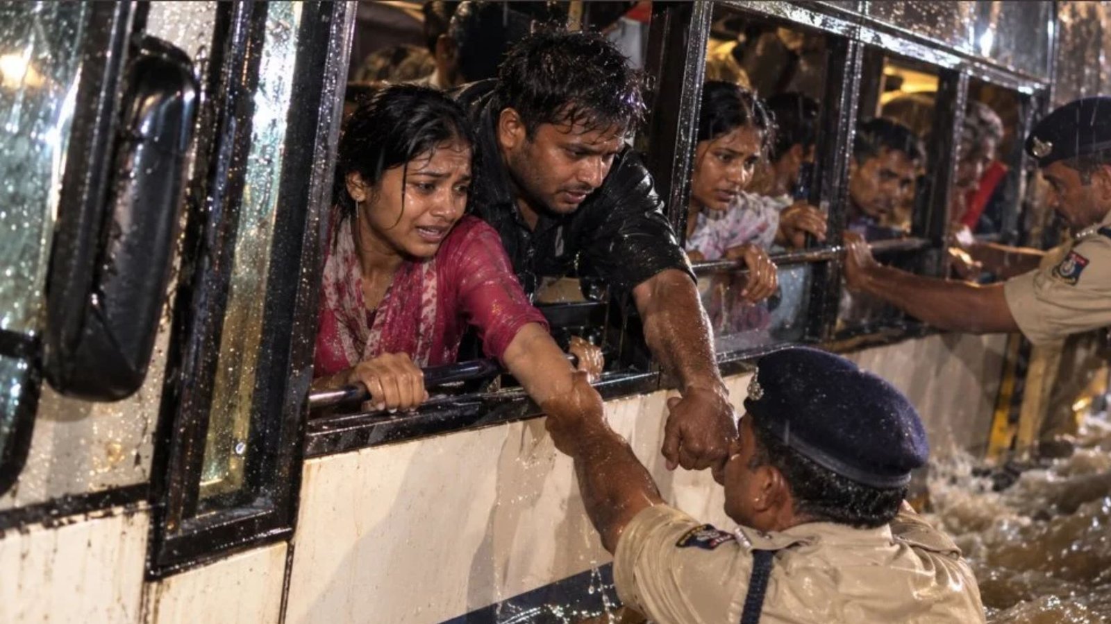 Raipur News: सारागांव में बड़ा हादसा टला, पानी के बहाव में फंसी बस से 70 यात्रियों को पुलिस ने सुरक्षित बाहर निकाला