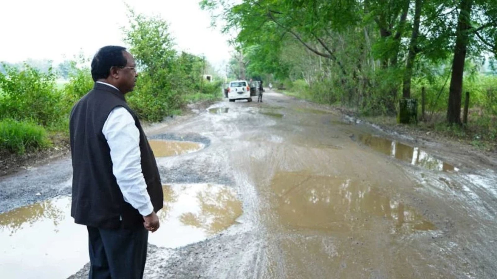Balrampur News: जर्जर सड़क के चलते दो घंटे लेट हुए कृषि मंत्री, अधिकारियों को जल्द मरम्मत के निर्देश