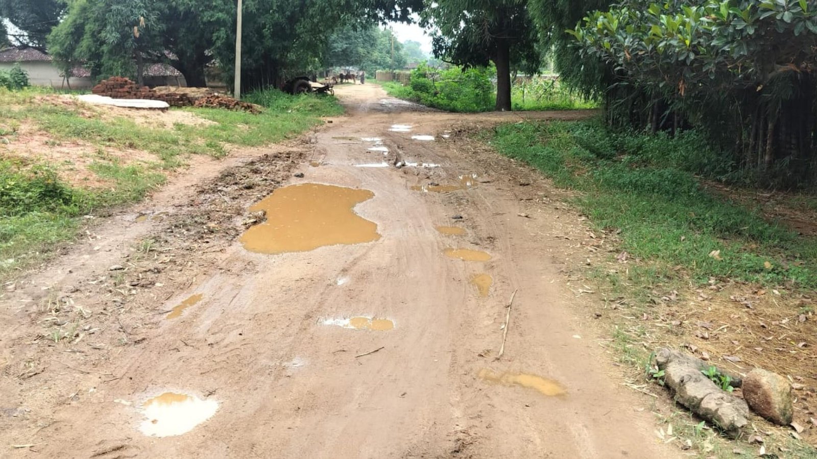 Pratappur News : सड़क की बदहाली पर ग्रामीणों में नाराजगी, मरम्मत कार्य और खर्च की जांच की मांग