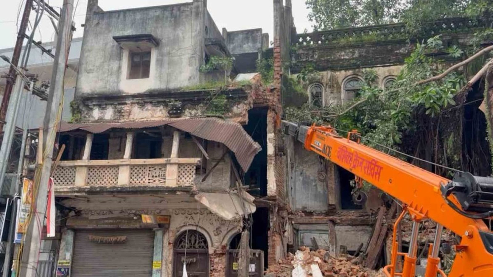 Raipur News: सदर बाजार में जर्जर इमारत पर निगम की कार्रवाई, JCB से ढहाया जा रहा पुराना भवन