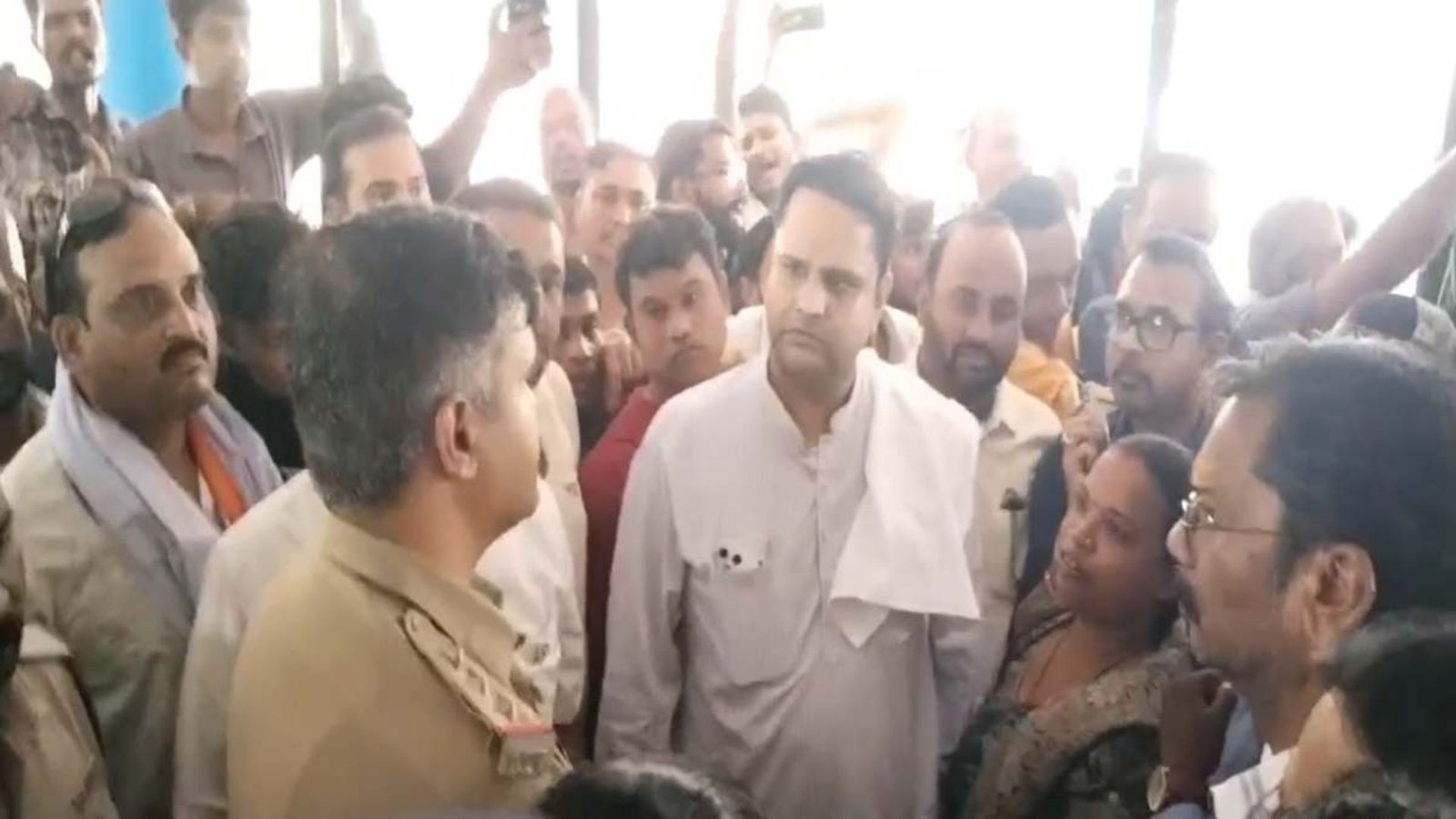 Raigarh News : अविश्वास प्रस्ताव को लेकर गरमाया विवाद, उपसरपंच की रिहाई की मांग पर थाने पहुंचे ग्रामीण
