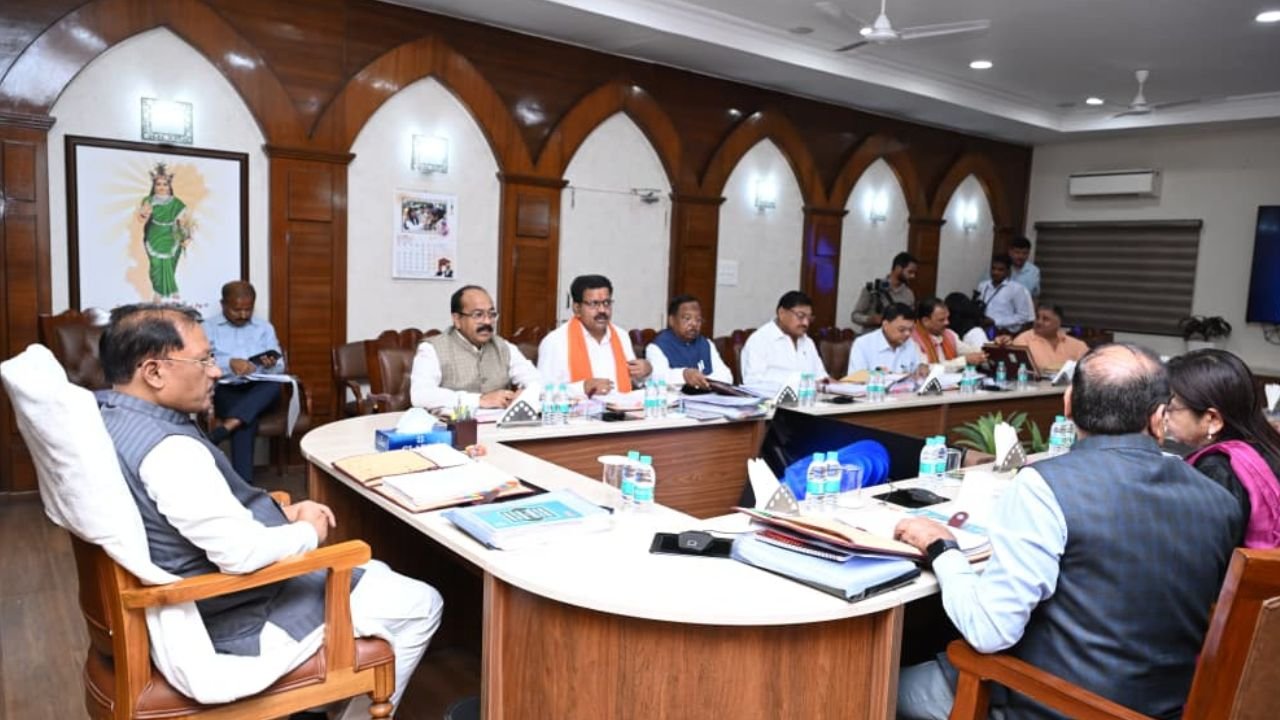 CG Cabinet Decisions: छत्तीसगढ़ कैबिनेट के बड़े फैसले: 3100 रुपये क्विंटल धान खरीदी, सरकारी कर्मचारियों को कैशलेस इलाज, 360 नए उपार्जन केंद्र खुलेंगे