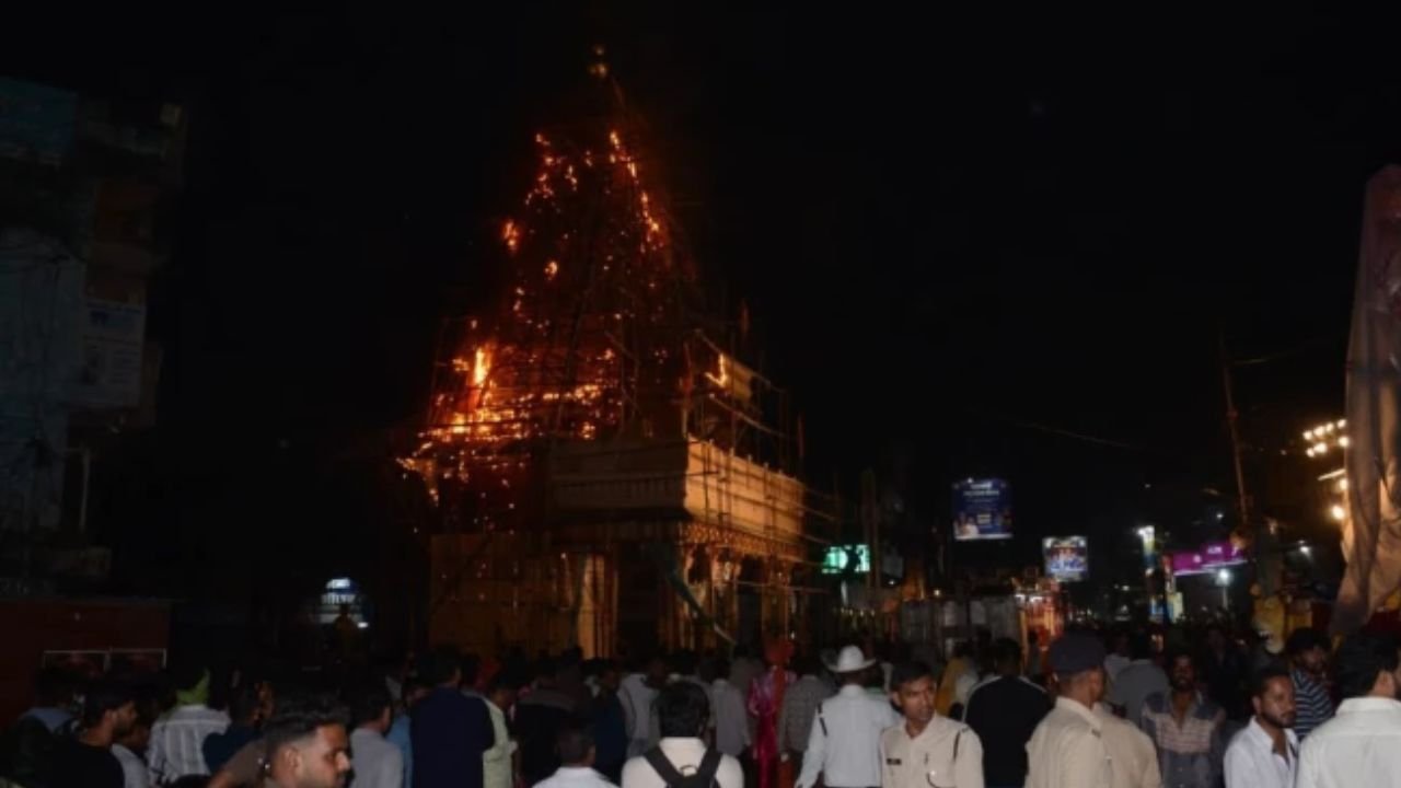 Raipur News: रायपुर के नवीन मार्केट में निर्माणाधीन माताजी के पंडाल में लगी आग, दमकल की गाड़ी ने पाया काबू