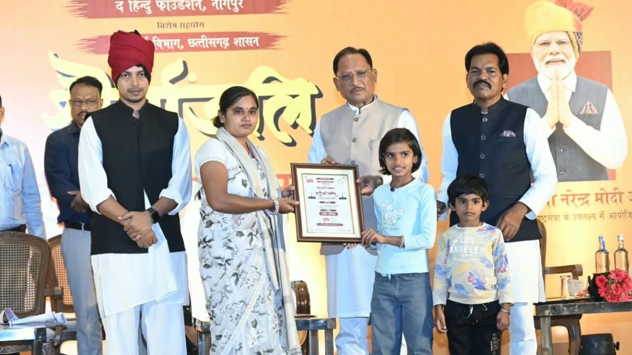 Chhattisgarh News: बस्तर में शांति की नई सुबह शहीद जवानों के बलिदान का परिणाम, CM विष्णु देव साय, 50 अमर शहीदों को दी श्रद्धांजलि