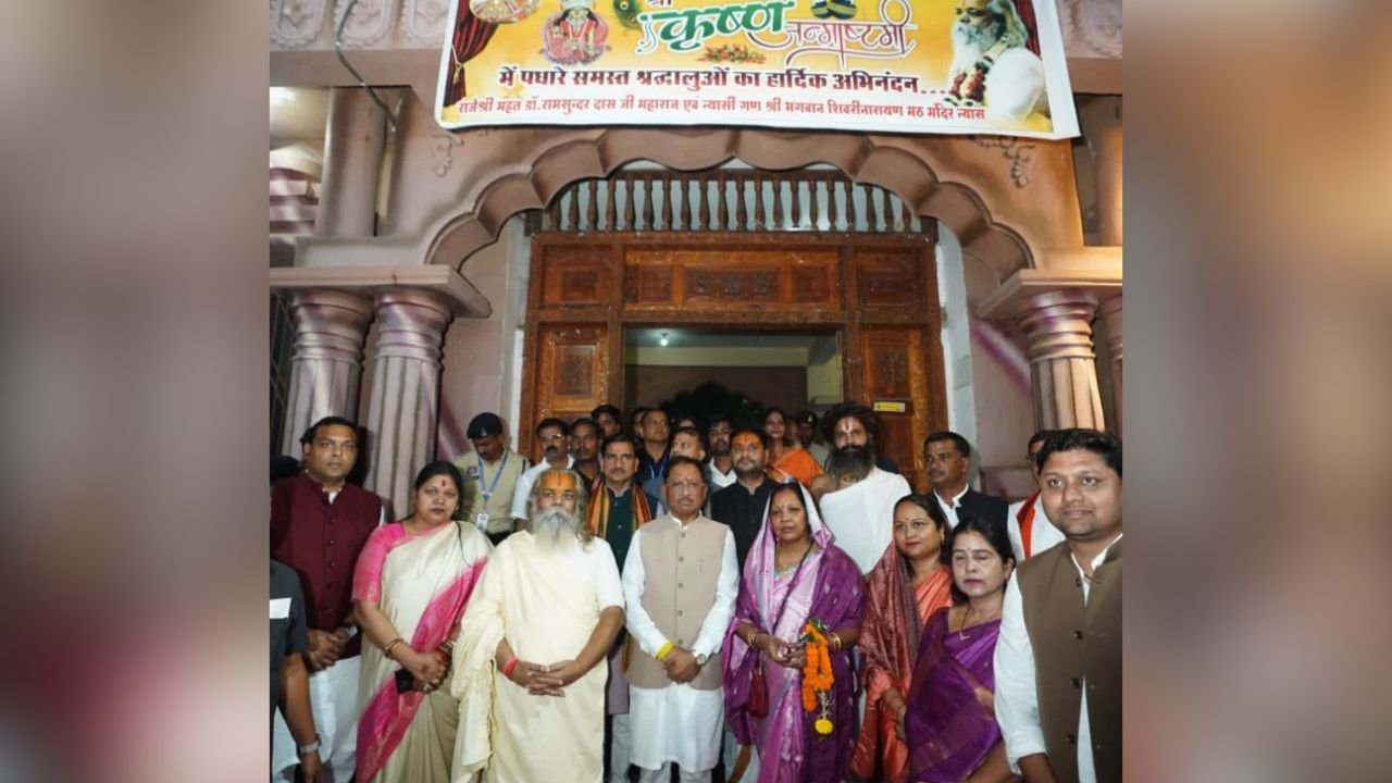 Chhattisgarh News: CM साय ने सपत्नीक शिवरीनारायण में भगवान नर-नारायण के किए दर्शन, प्रदेश की सुख-समृद्धि की कामना