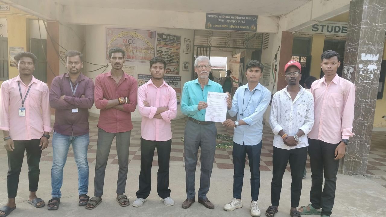 Surajpur News: प्रतापपुर कॉलेज की समस्याओं को लेकर अभाविप ने खोला मोर्चा, प्राचार्य को सौंपा ज्ञापन, 5 दिन में निराकरण नहीं तो घेराव की चेतावनी