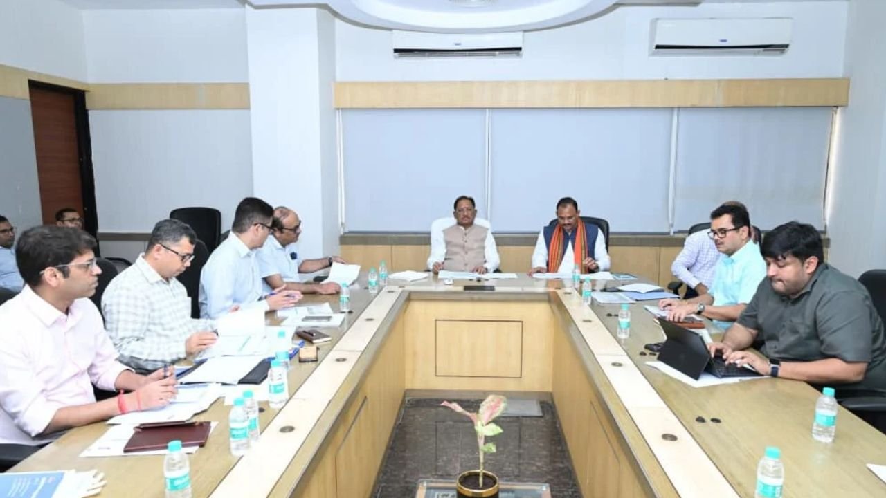 CG News: सीएम विष्णुदेव साय ने की स्वास्थ्य सेवाओं की समीक्षा, 25 नए डायलिसिस केंद्र शुरू करने की तैयारी, मिलावटखोरों पर कार्रवाई के निर्देश