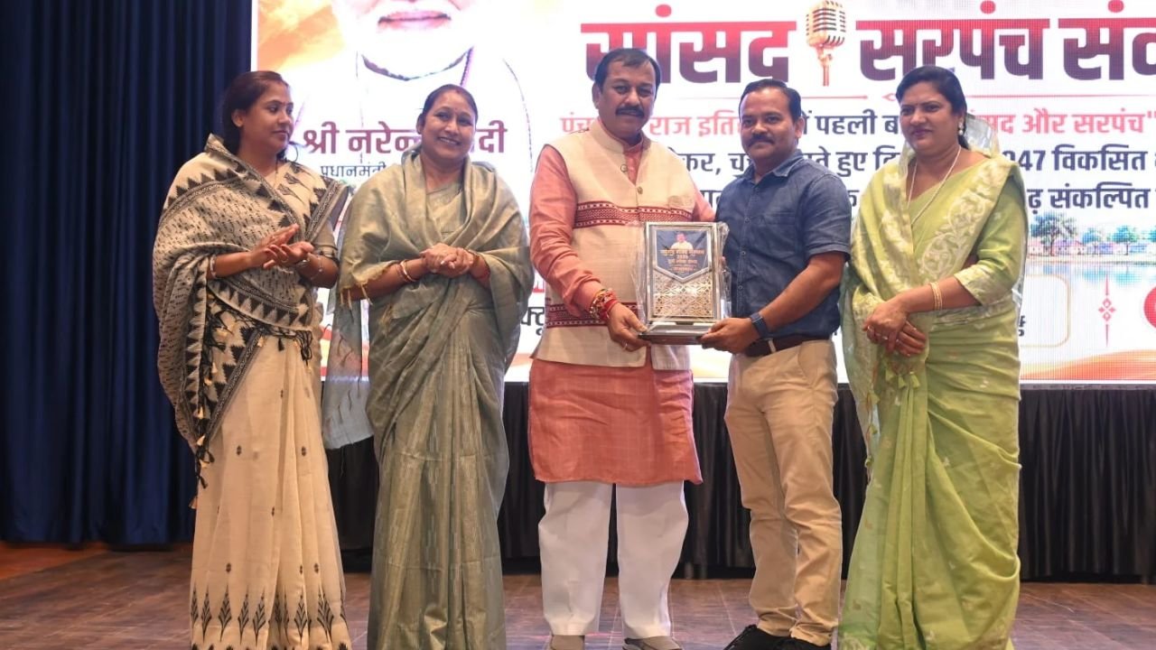Bhilai News: वाइल्डलाइफ फोटोग्राफर राजू वर्मा को मिला ‘सांसद गौरव सम्मान’, पक्षियों के संरक्षण में योगदान के लिए हुए सम्मानित